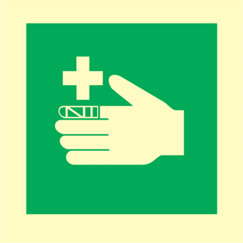 Oppbevaring av førstehjelpsskrin - IMO skilt med symbol