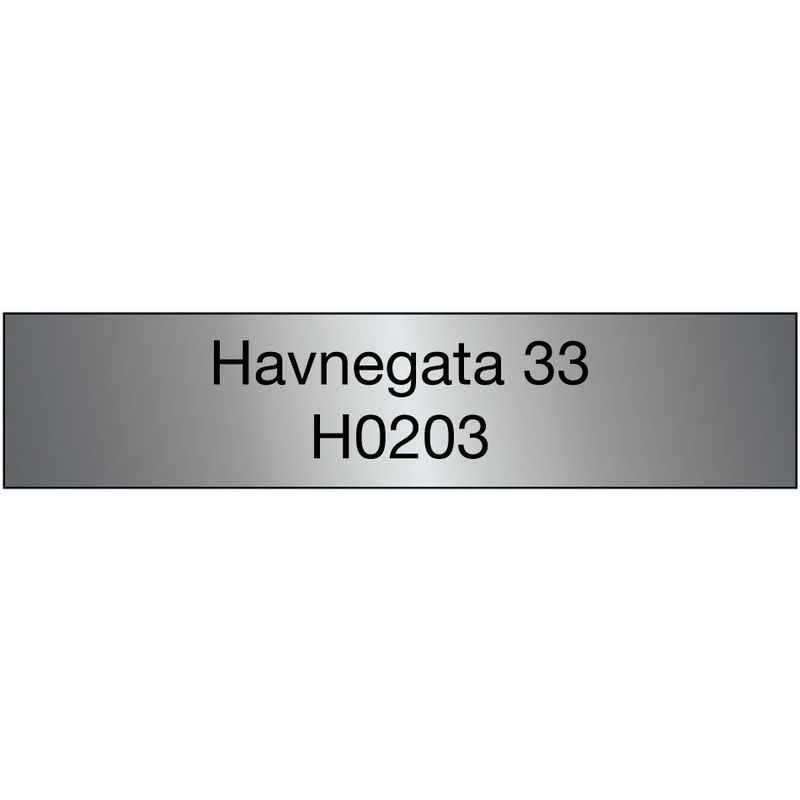 Adressemerkeskilt - grå med svart tekst 110 x 25 mm (2 stk)