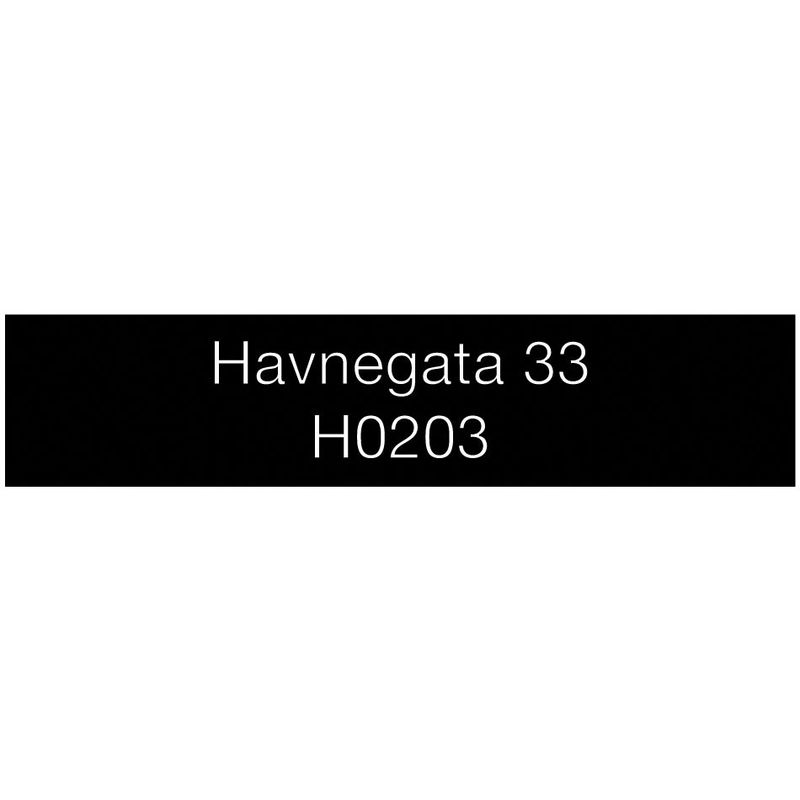 Adressemerkeskilt - Svart med hvit tekst 110x25 mm (2 stk)